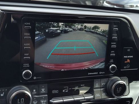 Used 2022 Toyota Highlander XLE image 17