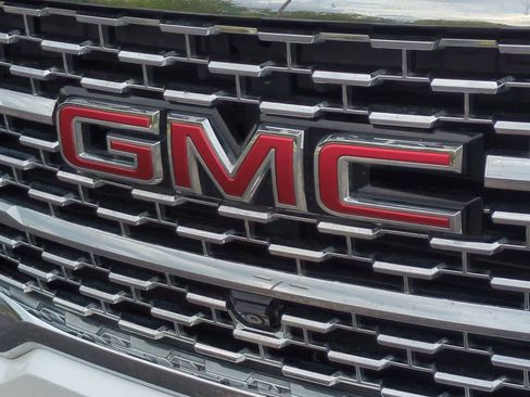 Used 2022 GMC Acadia Denali w/ Denali Technology Package FWD image 12