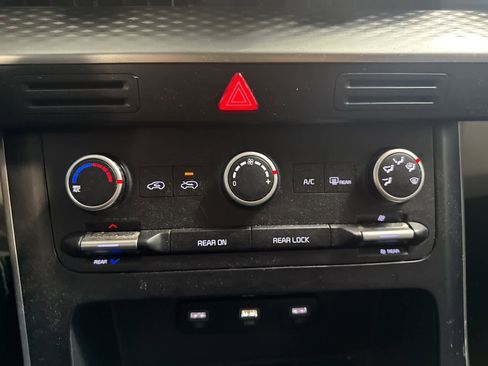 Used 2022 Kia Carnival LX image 21