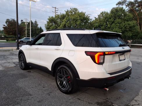 Certified 2025 Ford Explorer ST-Line w/ Premium Package AWD/4WD image 5