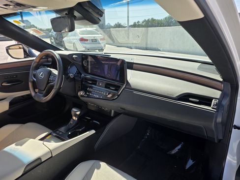 Used 2024 Lexus ES 300h w/ Luxury Package image 30