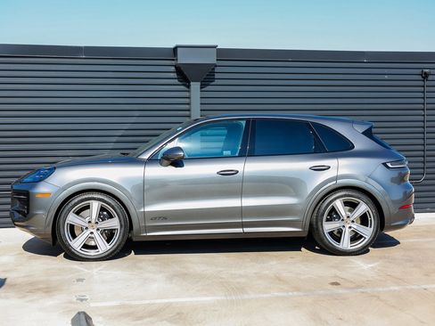 New 2026 Porsche Cayenne GTS image 2