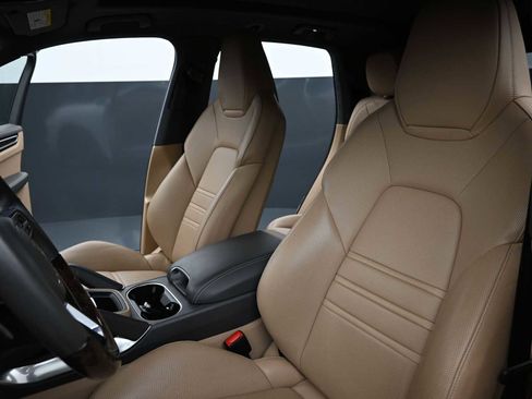 Used 2021 Porsche Cayenne Turbo image 12
