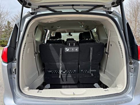 Used 2020 Chrysler Pacifica Touring-L image 20