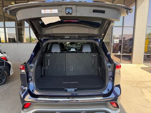 Used 2022 Toyota Highlander XSE FWD image 31