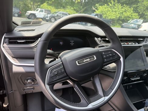 Certified 2023 Jeep Grand Cherokee L Laredo AWD/4WD image 19