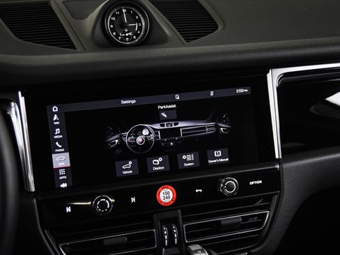 Certified 2026 Porsche Macan image 18