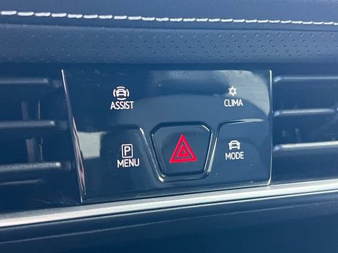 Used 2024 Volkswagen Atlas Cross Sport SE image 20