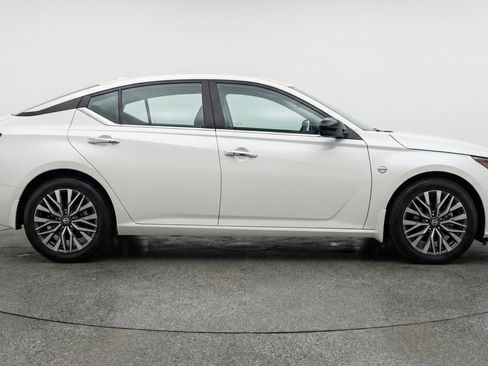 Used 2025 Nissan Altima 2.5 SV image 11