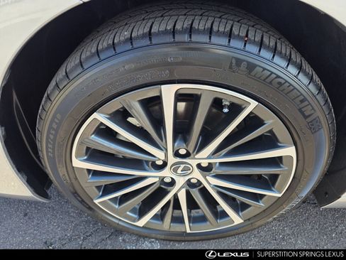 Used 2025 Lexus ES 300h w/ Premium Package FWD image 11
