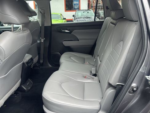 Used 2022 Toyota Highlander XLE image 27