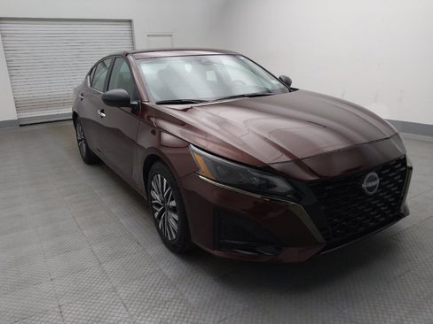 Used 2025 Nissan Altima 2.5 SV FWD image 13