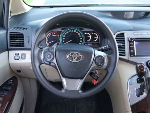 Used 2013 Toyota Venza LE w/ LE Convenience Pkg image 18