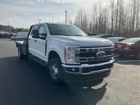 New 2026 Ford F350 XL w/ XL Chrome Package image 3