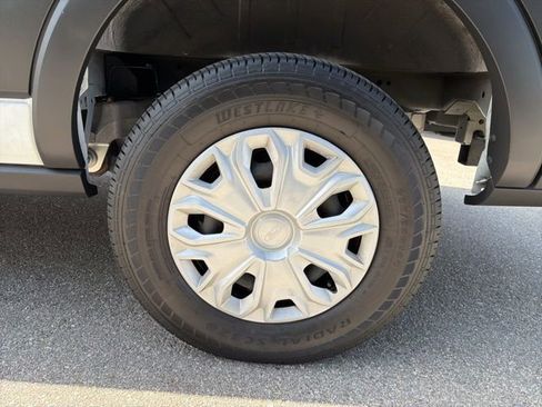 Used 2023 Ford E-Transit Medium Roof image 18
