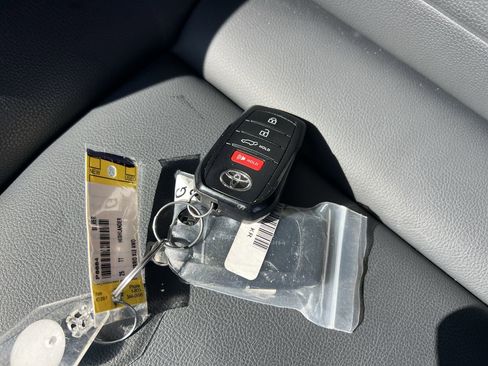Used 2025 Toyota Highlander XLE AWD/4WD image 38