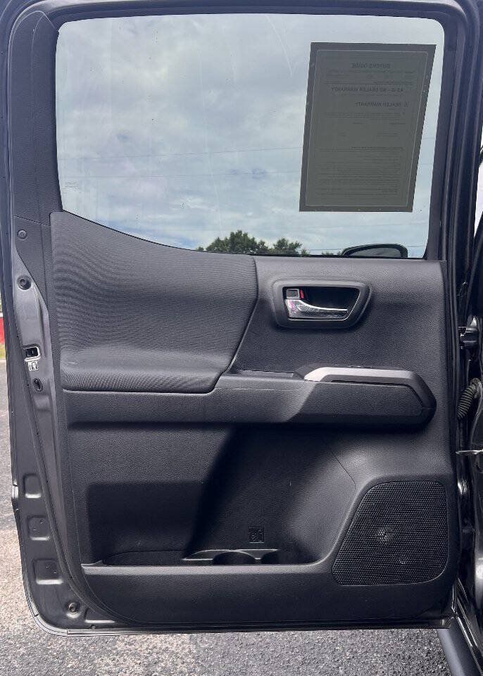 Used 2018 Toyota Tacoma TRD Sport AWD/4WD image 14