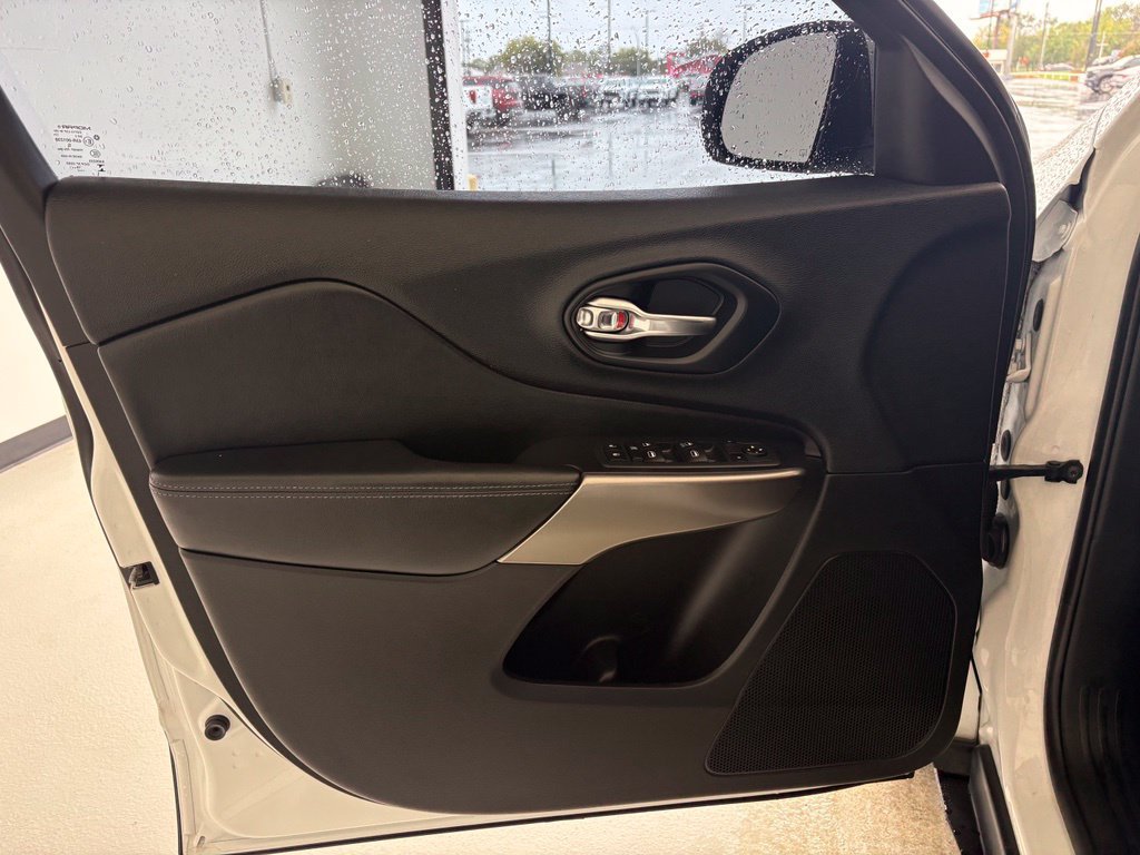 Used 2020 Jeep Cherokee Latitude FWD image 24