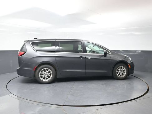 Used 2023 Chrysler Pacifica Touring-L FWD image 3