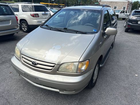 Used 2001 Toyota Sienna XLE w/ Towing Pkg FWD image 2