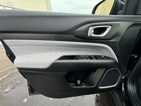 Certified 2025 Jeep Compass Sport image 23