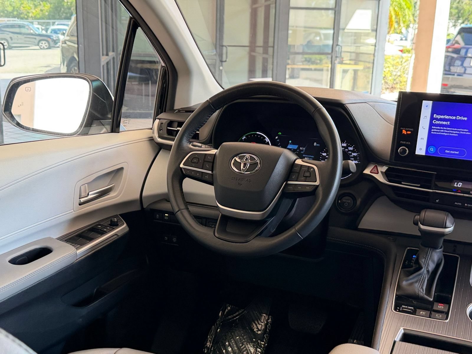 Used 2025 Toyota Sienna XLE FWD image 32