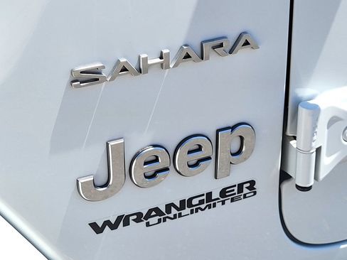 Used 2021 Jeep Wrangler Unlimited Sahara AWD/4WD image 8