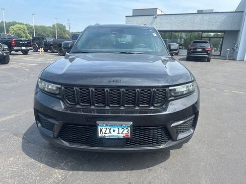 Used 2023 Jeep Grand Cherokee Altitude AWD/4WD image 2