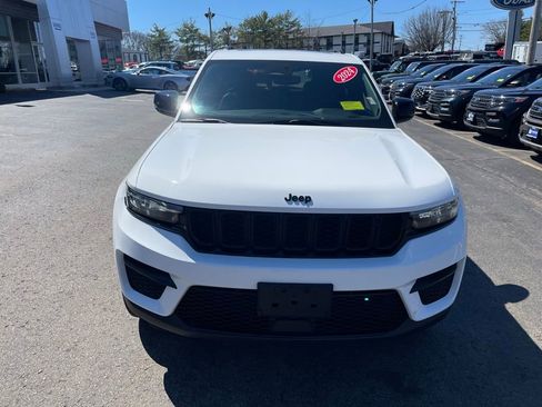 Used 2024 Jeep Grand Cherokee Altitude AWD/4WD image 9