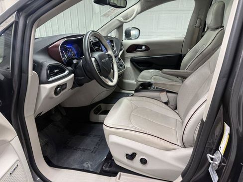 Used 2017 Chrysler Pacifica Limited FWD image 10