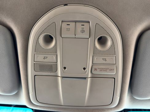 Used 2022 Genesis G70 2.0T image 32