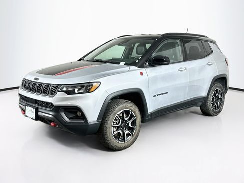 Used 2025 Jeep Compass Trailhawk AWD/4WD image 3