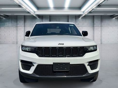 Used 2023 Jeep Grand Cherokee Altitude AWD/4WD image 3