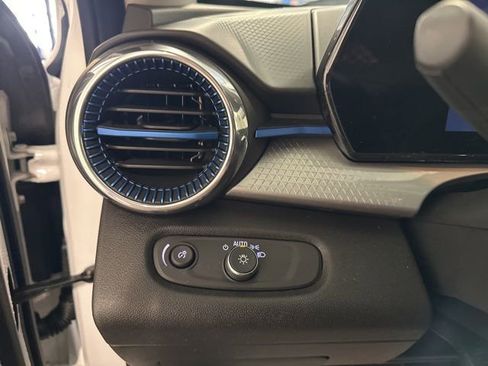 Used 2025 Chevrolet Trax LT w/ LT Convenience Package image 18