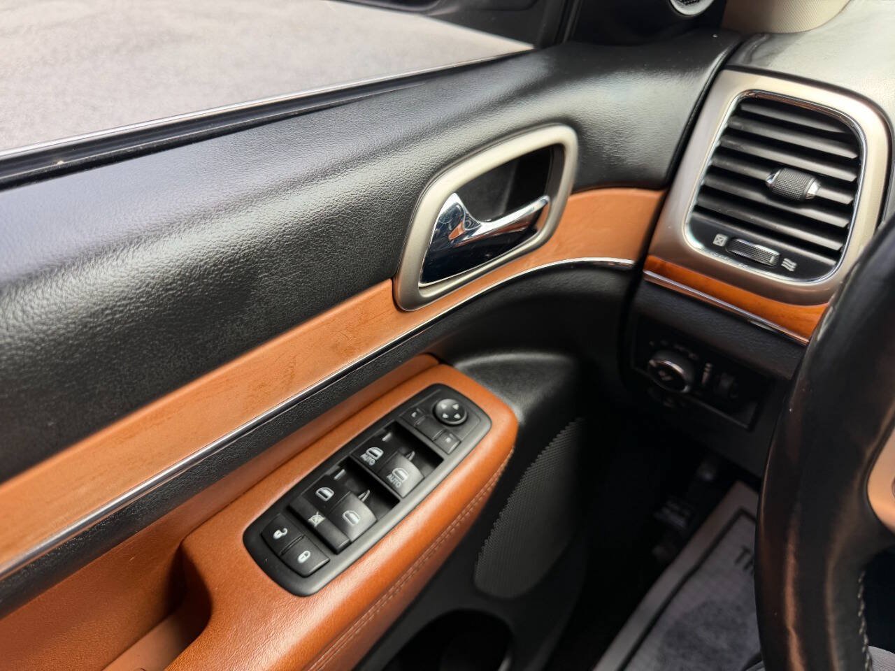 Used 2011 Jeep Grand Cherokee Overland AWD/4WD image 26