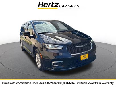 Used 2025 Chrysler Pacifica Select