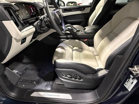 Used 2024 Porsche Cayenne AWD/4WD image 22