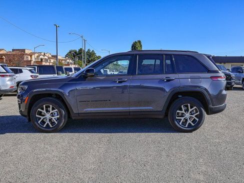 Used 2023 Jeep Grand Cherokee Limited w/ Black Appearance Package image 7