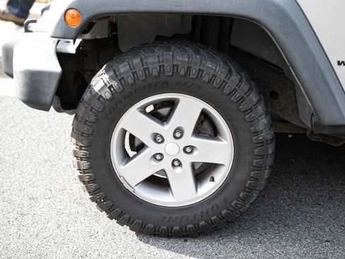 Used 2012 Jeep Wrangler Unlimited Rubicon w/ Connectivity Group image 11