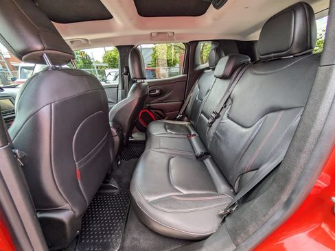 Used 2016 Jeep Renegade Trailhawk w/ Premium Trailhawk Package AWD/4WD image 17