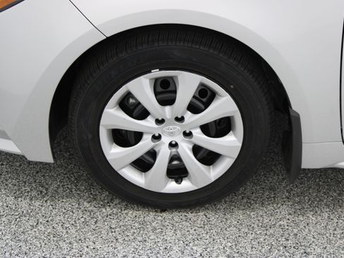 Used 2025 Toyota Corolla LE FWD image 11