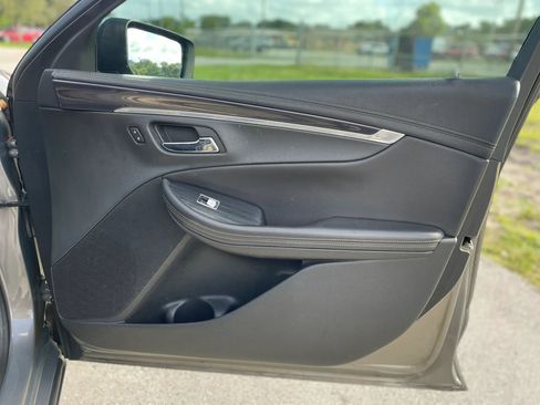 Used 2017 Chevrolet Impala LT FWD image 32