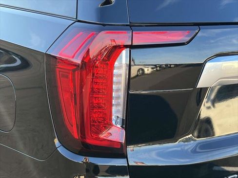 Used 2024 GMC Yukon XL Denali image 11