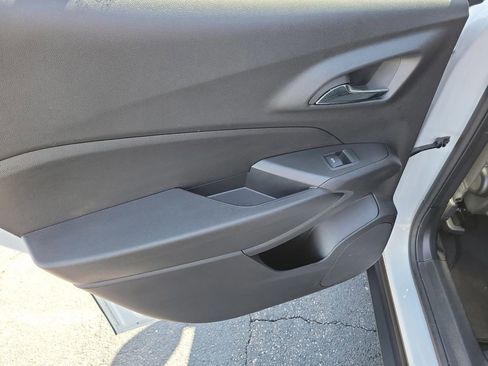 Certified 2025 Chevrolet Trax LT w/ LT Convenience Package FWD image 16