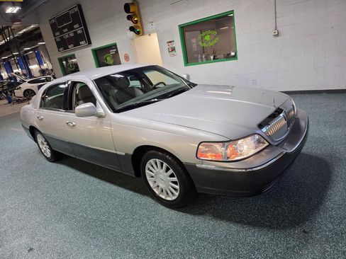 Used 2005 Lincoln Town Car Signature RWD image 4