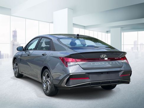 Used 2025 Hyundai Elantra Sport FWD image 3