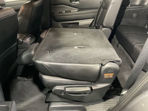 Used 2025 Nissan Pathfinder SL image 41