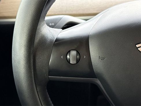 Used 2022 Tesla Model Y Long Range image 30