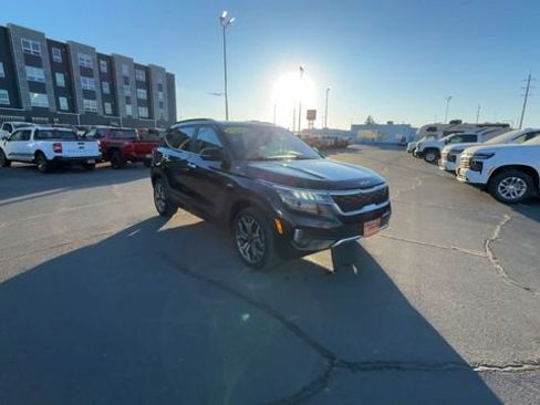 Used 2022 Kia Seltos SX w/ Sunroof Package image 2