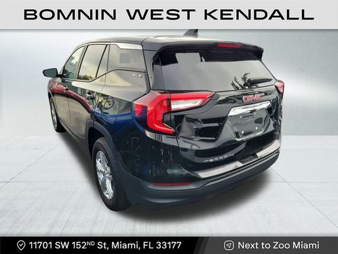 Used 2024 GMC Terrain SLE image 3